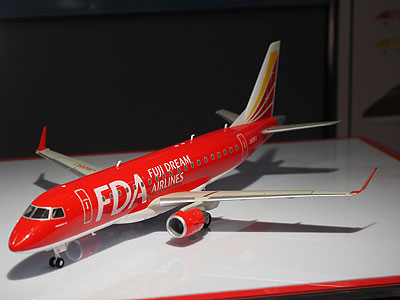 タミヤ 1/100 エンブラエル175にFDA1号機の塗装に仕上げたモデル