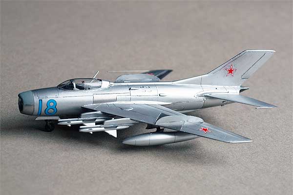 Amazon.com: Tamiya 61609 1/100 MiG-19 Farmer-E : Arts