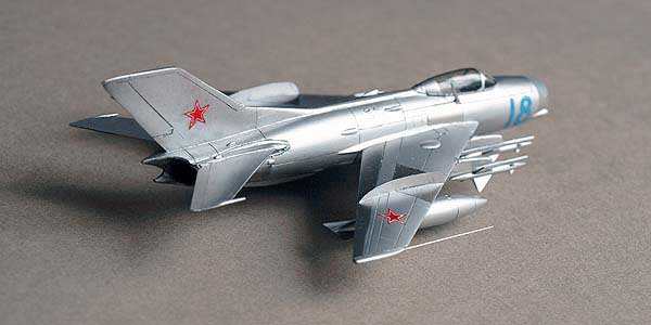 Amazon.com: Tamiya 61609 1/100 MiG-19 Farmer-E : Arts